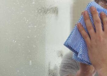 cách làm sạch gương nhà tắm