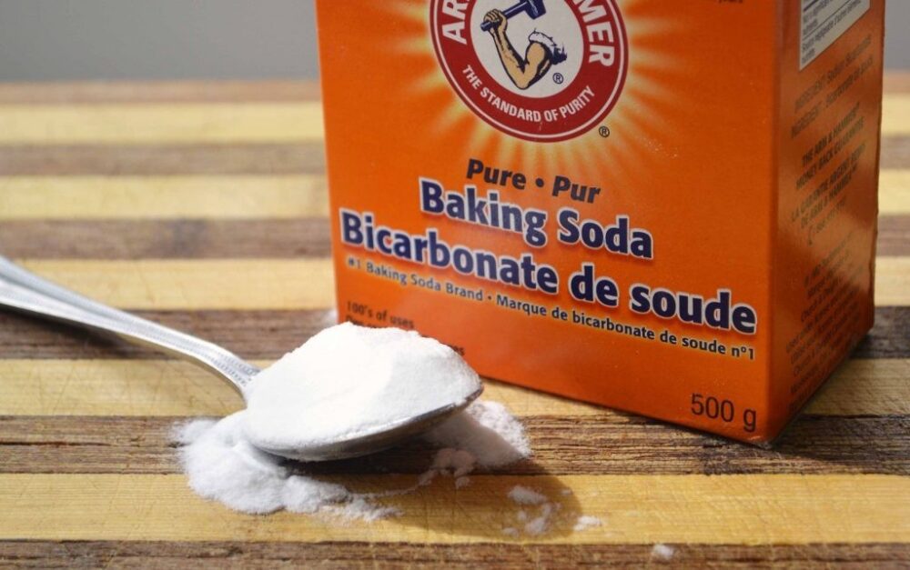 Sử dụng Baking soda tẩy cặn canxi trên vòi nước